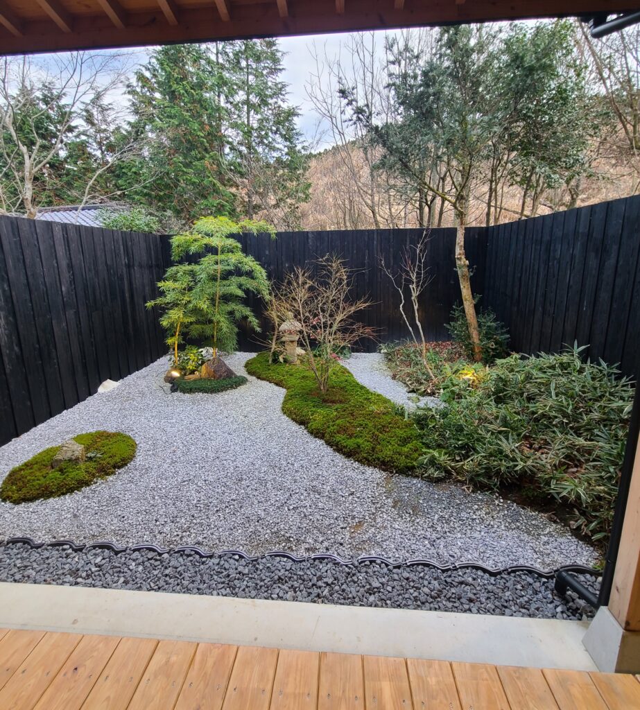 部屋には日本庭園が眺められる広々テラス付き