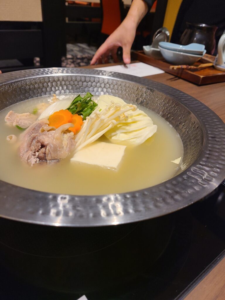 名物　博多華味鳥の水炊き